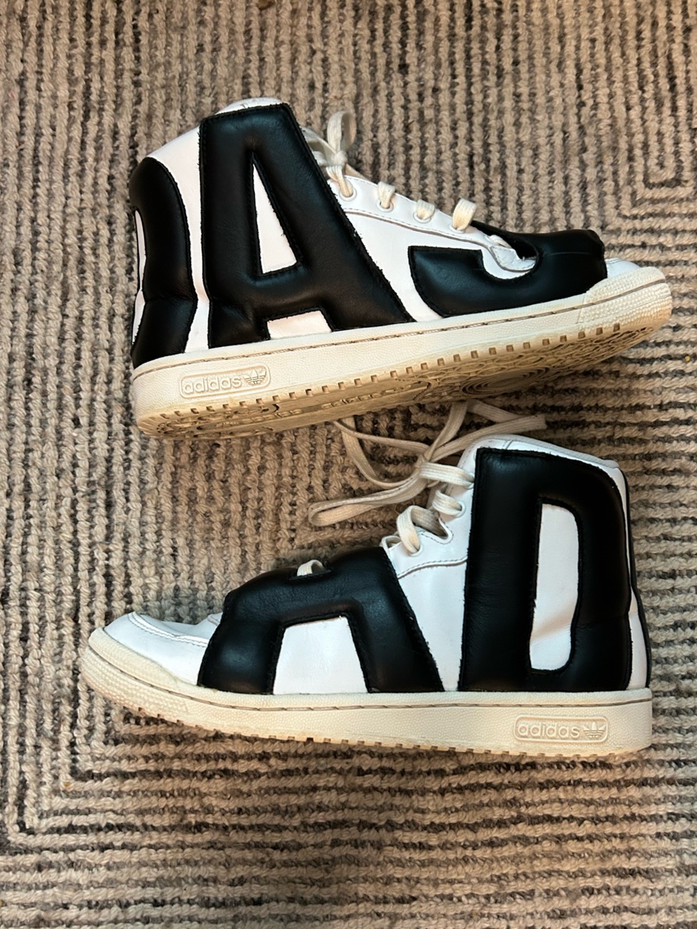 Adidias Jeremy  Scott JS Letters Q34114 Sneaker Mens US Sz 8.5 Black/White